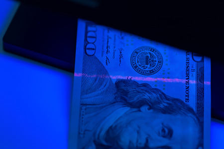 checking money close upの写真素材