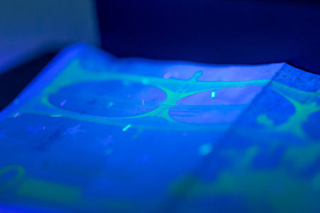 checking money close upの写真素材