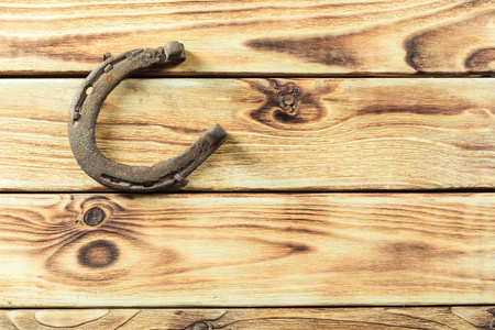 old rusty horseshoes on wooden boardの写真素材