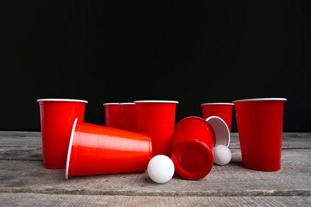 Game Beer Pong on wooden tableの写真素材