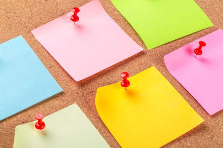 The cork board with blank notesの写真素材