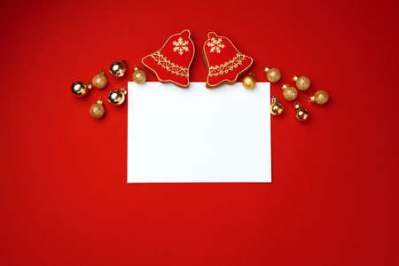 Blank sheet of paper with gingerbread cookies on red backgroundの写真素材