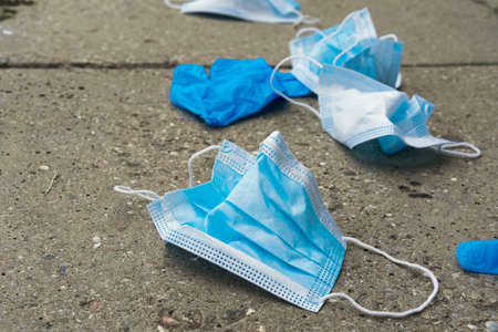 The used mask lies on the road