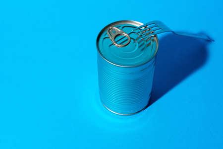 Tin can with food on blue backgroundの写真素材