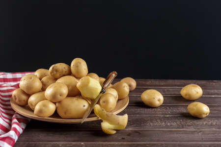 Fresh potatoes on the wood backgroundの写真素材