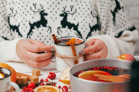 Hot muilled wine in womans hands close upの写真素材