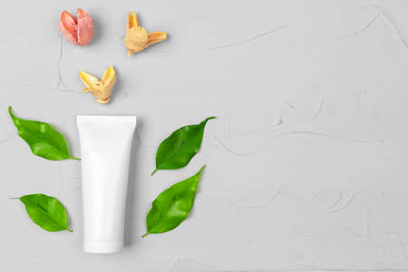 natural cosmetic skincare blank bottle packaging with leaves herbの写真素材