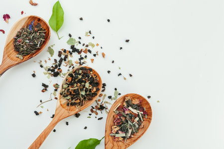leaf tea in a wooden spoon isolated on white backgroundの写真素材
