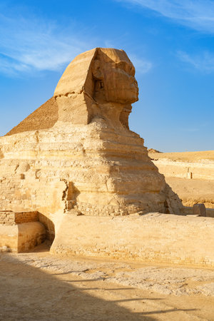 Grand view of the Great Sphinx at Giza under clear blue sky during midday lightの写真素材