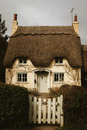Typical English cottage with thatched roof and wooden door, Englandの写真素材
