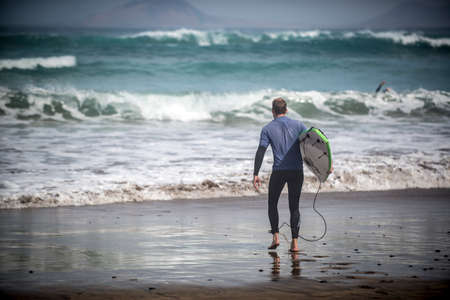 Man goes to surf