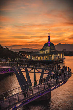 The beautiful floating mosque of Kuching and The Darul Hana Bridge during sunsetのeditorial素材