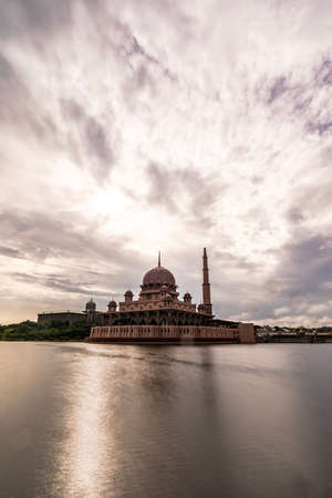 The Putra Mosque (Malay: Masjid Putra) is the principal mosque of Putrajaya, Malaysia. Construction of the mosque began in 1997 and was completed two years later.のeditorial素材
