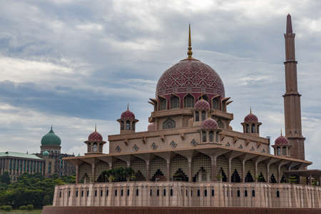 The Putra Mosque (Malay: Masjid Putra) is the principal mosque of Putrajaya, Malaysia. Construction of the mosque began in 1997 and was completed two years later.のeditorial素材