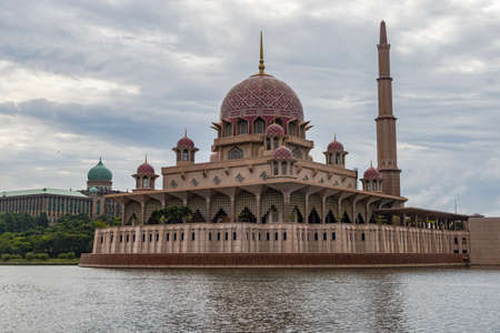 The Putra Mosque (Malay: Masjid Putra) is the principal mosque of Putrajaya, Malaysia. Construction of the mosque began in 1997 and was completed two years later.のeditorial素材