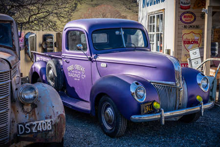 The old buildings and cars at Burkes Pass, the heritage town in New Zealandのeditorial素材
