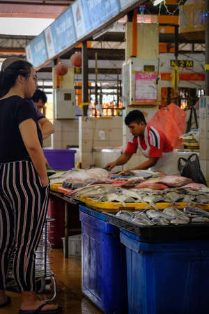 Satok Weekend Market is a wet food market. More specifically, the market is a fresh ingredients market which sells fishes, seafoods and vegetablesのeditorial素材
