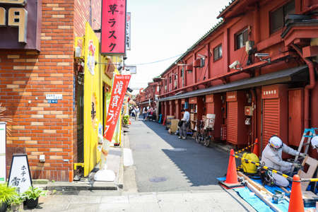 The street view of Asakusa, Tokyo. Asakusa is place where people shops for souvenir and foods in Tokyo.のeditorial素材