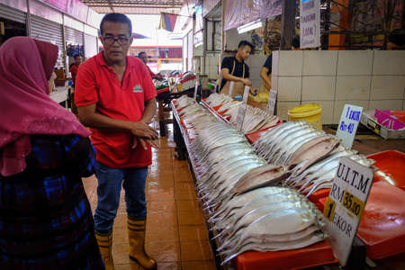 Satok Weekend Market is a wet food market. More specifically, the market is a fresh ingredients market which sells fishes, seafoods and vegetablesのeditorial素材