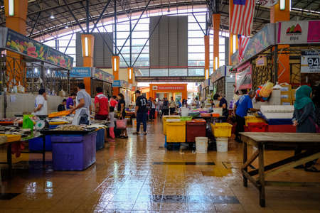 Satok Weekend Market is a wet food market. More specifically, the market is a fresh ingredients market which sells fishes, seafoods and vegetablesのeditorial素材