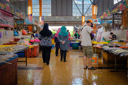 Satok Weekend Market is a wet food market. More specifically, the market is a fresh ingredients market which sells fishes, seafoods and vegetablesのeditorial素材