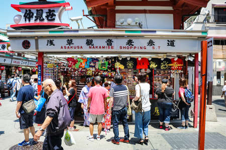 The street view of Asakusa, Tokyo. Asakusa is place where people shops for souvenir and foods in Tokyo.のeditorial素材
