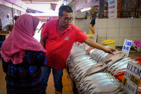 Satok Weekend Market is a wet food market. More specifically, the market is a fresh ingredients market which sells fishes, seafoods and vegetablesのeditorial素材