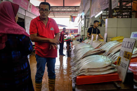Satok Weekend Market is a wet food market. More specifically, the market is a fresh ingredients market which sells fishes, seafoods and vegetablesのeditorial素材