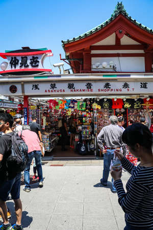 The street view of Asakusa, Tokyo. Asakusa is place where people shops for souvenir and foods in Tokyo.のeditorial素材