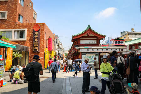 The street view of Asakusa, Tokyo. Asakusa is place where people shops for souvenir and foods in Tokyo.のeditorial素材