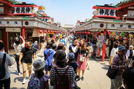 The street view of Asakusa, Tokyo. Asakusa is place where people shops for souvenir and foods in Tokyo.のeditorial素材