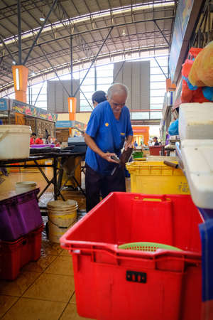 Satok Weekend Market is a wet food market. More specifically, the market is a fresh ingredients market which sells fishes, seafoods and vegetablesのeditorial素材