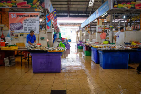 Satok Weekend Market is a wet food market. More specifically, the market is a fresh ingredients market which sells fishes, seafoods and vegetablesのeditorial素材