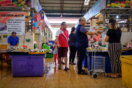 Satok Weekend Market is a wet food market. More specifically, the market is a fresh ingredients market which sells fishes, seafoods and vegetablesのeditorial素材