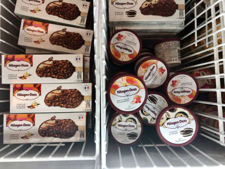 Variety of of Haagen Dazs icecream inside a chillerのeditorial素材