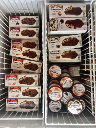 Variety of of Haagen Dazs icecream inside a chillerのeditorial素材