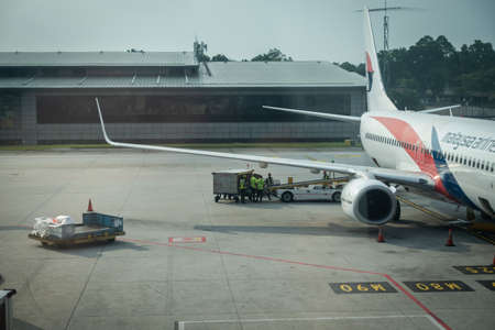 Malaysia Airlines planes prepare for passengers to board, as ground crew prepares the plane for the flightのeditorial素材