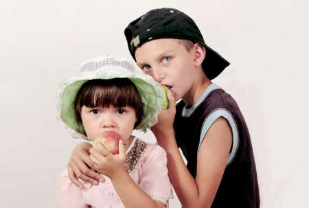 the boy and the girl eat apples 