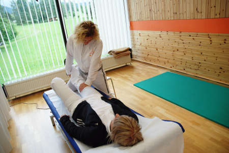 SAALFELDEN, AUSTRIA - AUGUST 30: physical therapist exercising with female rheumatism patient on August 30, 2007 at rehabilitation center in Saalfelden, Austria.のeditorial素材