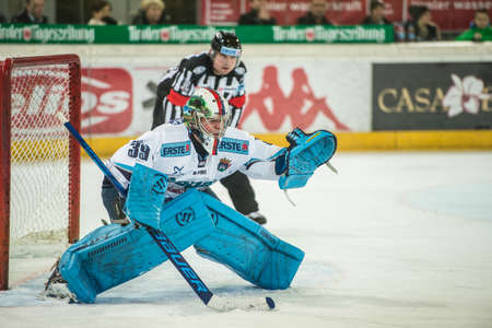 28.12.2012, Tiroler Wasserkraft Arena, Innsbruck, AUT, EBEL, HC TWK Innsbruck vs SAPA Fehervar AV19, 35. Runde, im Bild Balizs Bence, (SAPA Fehervar AV19, #39) // during the Erste Bank Icehockey League 35th Round match between HC TWK Innsbruck and SAPA Feのeditorial素材