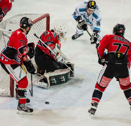 25.01.2013, Tiroler Wasserkraft Arena, Innsbruck, AUT, EBEL, HC TWK Innsbruck vs SAPA Fehervar AV19, Platzierungsrunde, im Bild Aaron Fox, (HC TWK Innsbruck, # 76), Patrick Machreich, (HC TWK Innsbruck, # 33), Tyler Metcalfe, (SAPA Fehervar AV19, #10), Joのeditorial素材
