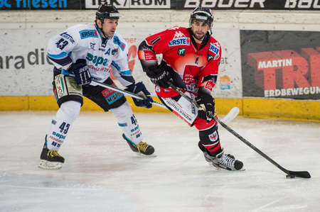 25.01.2013, Tiroler Wasserkraft Arena, Innsbruck, AUT, EBEL, HC TWK Innsbruck vs SAPA Fehervar AV19, Platzierungsrunde, im Bild Tamas Sille, (SAPA Fehervar AV19, #43), Alexander Hoeller, (HC TWK Innsbruck, # 11) // during the Erste Bank Icehockey League pのeditorial素材