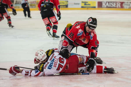 9.12.2012, Tiroler Wasserkraft Arena, Innsbruck, AUT, EBEL, HC TWK Innsbruck vs EC KAC, 29. Runde, im Bild Kevin Doell, (EC KAC, #79), Max Steinacher, (HC TWK Innsbruck, # 18)  // during the Erste Bank Icehockey League 29th Round match between HC TWK Innsのeditorial素材