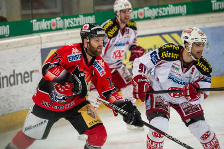 9.12.2012, Tiroler Wasserkraft Arena, Innsbruck, AUT, EBEL, HC TWK Innsbruck vs EC KAC, 29. Runde, im Bild  Aaron Fox, (HC TWK Innsbruck, # 76) und Andrew Cogliano, (EC KAC, #91) // during the Erste Bank Icehockey League 29th Round match between HC TWK Inのeditorial素材