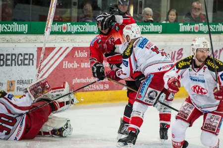 9.12.2012, Tiroler Wasserkraft Arena, Innsbruck, AUT, EBEL, HC TWK Innsbruck vs EC KAC, 29. Runde, im Bild Rene Swette, (EC KAC, #30), Francis Lemieux, (HC TWK Innsbruck, # 55), Johannes Kirisits, (EC KAC, #13), Sam Gagner, (EC KAC, #97)) // during the Erのeditorial素材
