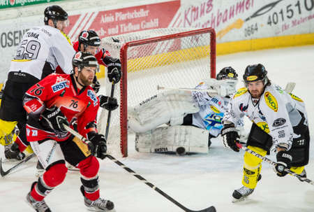 17.02.2013, Tiroler Wasserkraft Arena, Innsbruck, AUT, EBEL, HC TWK Innsbruck vs EC Dornbirn, 8. Qualifikationsrunde, im Bild Aaron Fox, (HC TWK Innsbruck, # 76), Patrick Desrochers, (EC Dornbirn, #37), Scott Aarssen, (EC Dornbirn, #05) // during the Erstのeditorial素材