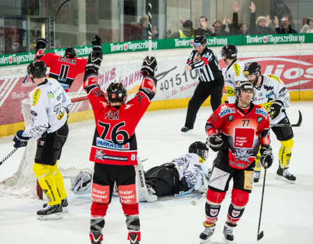 17.02.2013, Tiroler Wasserkraft Arena, Innsbruck, AUT, EBEL, HC TWK Innsbruck vs EC Dornbirn, 8. Qualifikationsrunde, im Bild Torjubel von Alexander Hoeller, (HC TWK Innsbruck, # 11), Aaron Fox, (HC TWK Innsbruck, # 76), Jonathan Insana, (HC TWK Innsbruckのeditorial素材