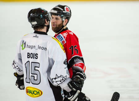 17.02.2013, Tiroler Wasserkraft Arena, Innsbruck, AUT, EBEL, HC TWK Innsbruck vs EC Dornbirn, 8. Qualifikationsrunde, im Bild Danny Bois, (EC Dornbirn, #15), Aaron Fox, (HC TWK Innsbruck, # 76) // during the Erste Bank Icehockey League 8th qualification Rのeditorial素材