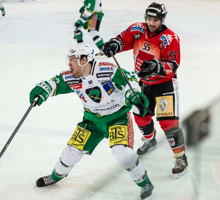 30.12.2012, Tiroler Wasserkraft Arena, Innsbruck, AUT, EBEL, HC TWK Innsbruck vs HDD Olimpija Ljubljana, 36. Runde, im Bild Brock McBride, (HDD Olimpija Ljubljana, #10) und Francis Lemieux, (HC TWK Innsbruck, # 55) // during the Erste Bank Icehockey Leaguのeditorial素材