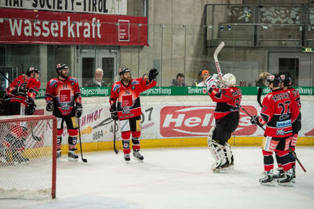 30.12.2012, Tiroler Wasserkraft Arena, Innsbruck, AUT, EBEL, HC TWK Innsbruck vs HDD Olimpija Ljubljana, 36. Runde, im Bild Siegesjubel mit Stefan Pittl, (HC TWK Innsbruck, # 84), Jonathan Insana, (HC TWK Innsbruck, # 77), Aaron Fox, (HC TWK Innsbruck, # のeditorial素材